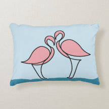 Zwei rosa Flamingos auf dem Wasser