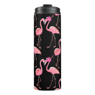 Zwei rosa Flamingos auf schwarzem Hintergrund. nah Thermosbecher