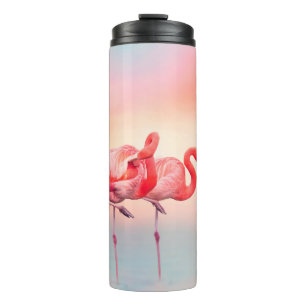 Zwei rosa Flamingos im Wasser bei SonnenuntergangF Thermosbecher