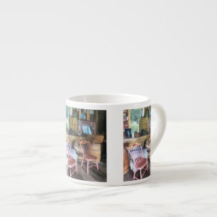 Zwei rosa Stühle im Allgemeinen im Handel Espressotasse