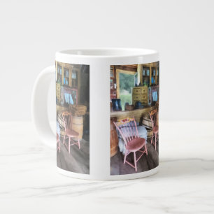 Zwei rosa Stühle im Gemischtwarenladen Jumbo-Tasse
