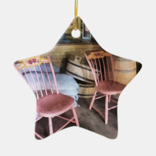 Zwei rosa Stühle im Gemischtwarenladen Keramikornament