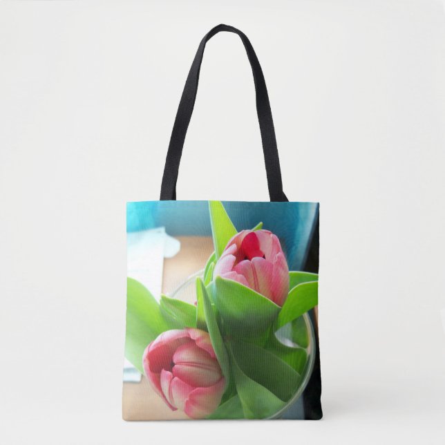 zwei rosa Tulips auf einem voll bedruckten Totbeut Tasche (Vorderseite)