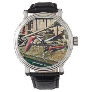 Zwei rote Schlüssel auf dem Werktisch des Armbanduhr