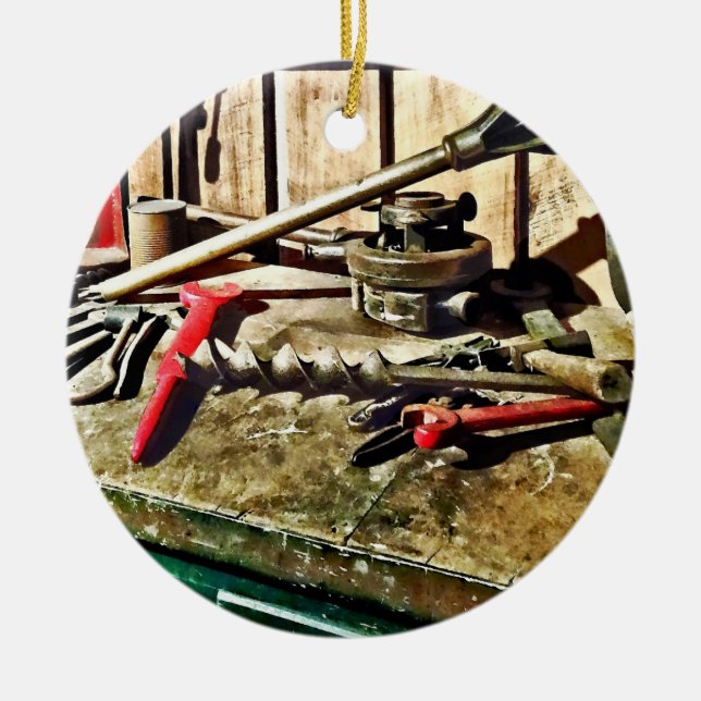 Zwei rote Wrenches auf der Klempner-Workbench Keramik Ornament (Vorne)