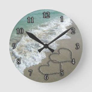 Zwei Sand-Herzen auf dem Strand Runde Wanduhr