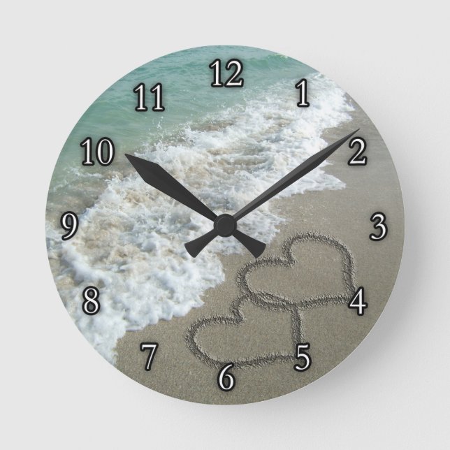 Zwei Sandhörer am Strand Runde Wanduhr (Vorderseite)