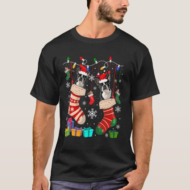 Zwei Santa Boston Terrier Hunde in Weihnachtssocke T-Shirt (Vorderseite)