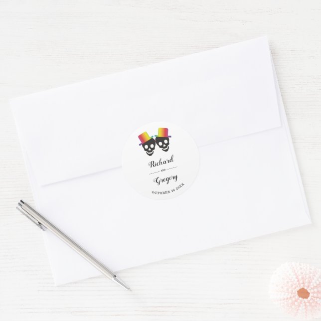 Zwei Schädelsträucher mit Regenbogenfarben, schwul Runder Aufkleber (Umschlag)
