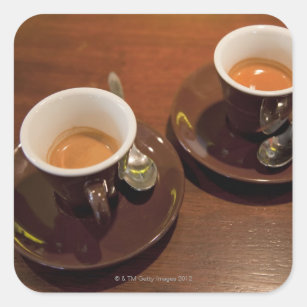 zwei Schalen frisch gebrauter Espressokaffee auf a Quadratischer Aufkleber