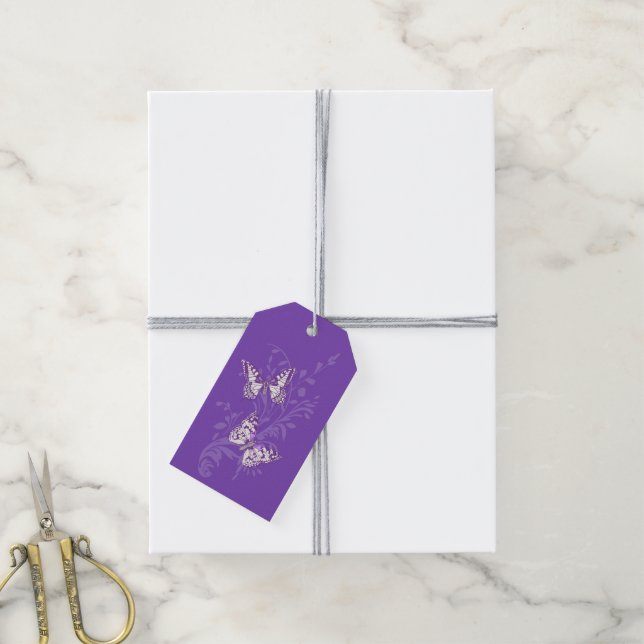 Zwei Schmetterlinge Hochzeit zeichnend lila Gesche Geschenkanhänger (Mit Garn)