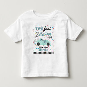 Zwei schnelle 2-merkwürdige blaue Sportwagen am zw Kleinkind T-shirt