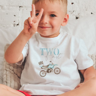 Zwei schnelle hellblaue Dirt-Bike-Geburtstags-T-Sh Kleinkind T-shirt