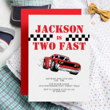 Zwei schnelle moderne Red Race Car Boy 2. Geburtst