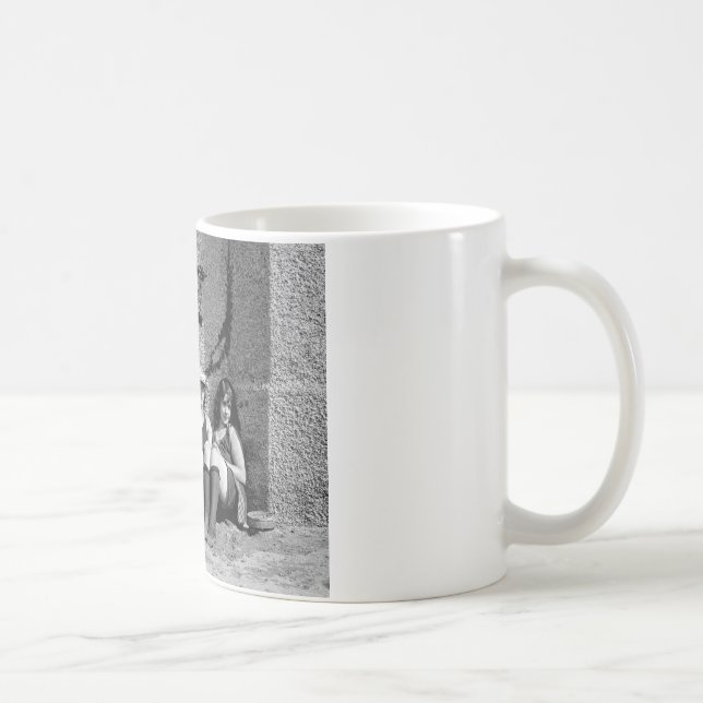 Zwei schöne Mädchen und ein schmiedevoller alter M Kaffeetasse (Rechts)