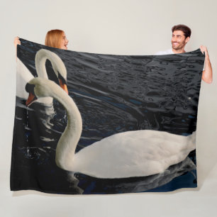 Zwei Schwäne am See Fleecedecke