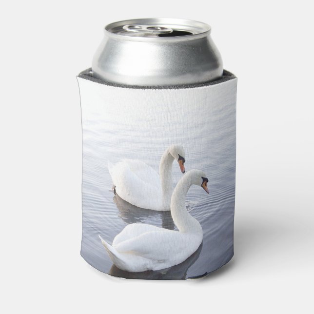 Zwei Schwäne schwimmen am ruhigen See Dosenkühler (Kanne Rückseite)