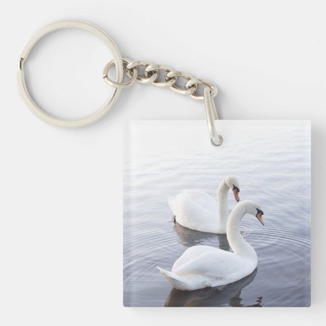 Zwei Schwäne schwimmen am ruhigen See Schlüsselanhänger (Vorderseite)