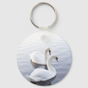 Zwei Schwäne schwimmen am ruhigen See Schlüsselanhänger