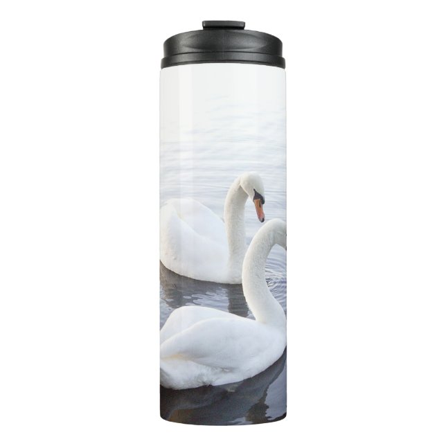 Zwei Schwäne schwimmen am ruhigen See Thermosbecher (Vorderseite)