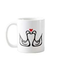 Zwei Schwäne und eine Herz-Tasse