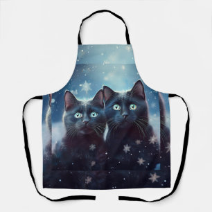 Zwei schwarze Katzen werden angeschneit Schürze