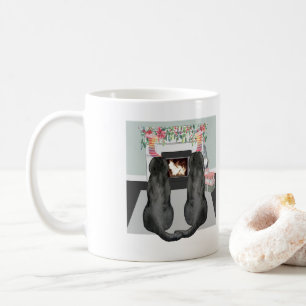 Zwei schwarze Labrador Hunde Weihnachten Feuerplat Kaffeetasse