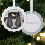 Zwei schwarze Labrador Retriever Ornament Karte<br><div class="desc">Eine Weihnachts-Ornament-Karte mit schönen schwarzen Labrador-Hunden saß vor einem Feiertagskamin. Labrador Retriever Hunde Holiday Dekorationskarten,  eine einzigartige Alternative zu einer traditionellen Karte aus Ricaso - fügen Sie Ihren eigenen Text hinzu</div>