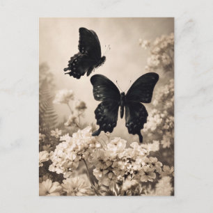 Zwei schwarze Schmetterlinge fliegen über Blumen Postkarte