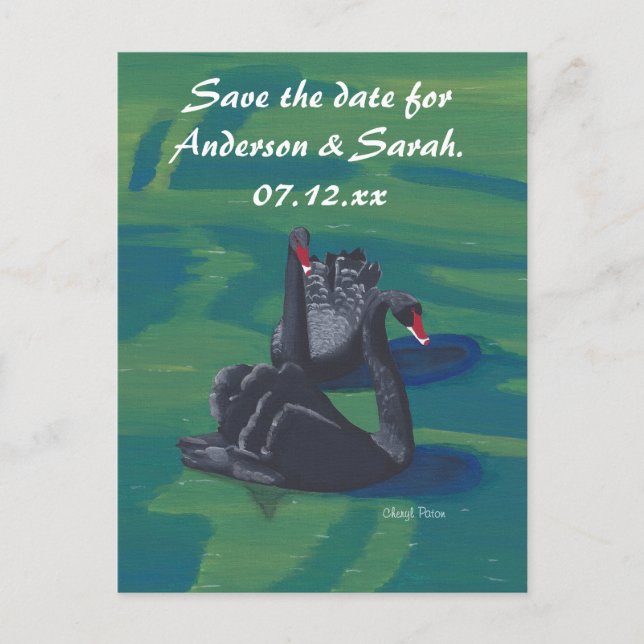 Zwei schwarze Schwäne schwimmen Save the Date Post Ankündigungspostkarte (Vorderseite)
