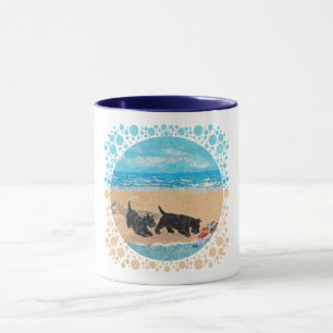 Zwei Scotties am Strand Tasse