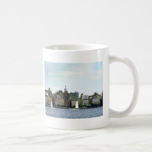Zwei Segelboote gegen Manhattan Skyline Kaffeetasse