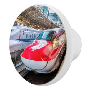 Zwei Shinkansen am Bahnhof Tokio Keramikknauf