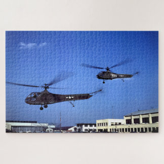Zwei Sikorsky YR-4B Hubschrauber im Flug