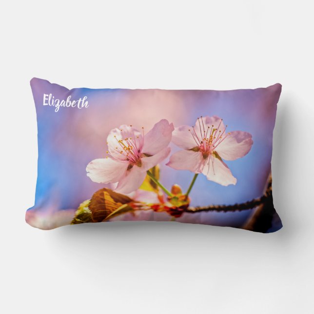 Zwei sonnenbeleuchtete Sakura-Blüten Lendenkissen (Vorderseite)