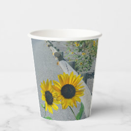 Zwei Sonnenblumen gehen zusammen auf der Straße. H Pappbecher