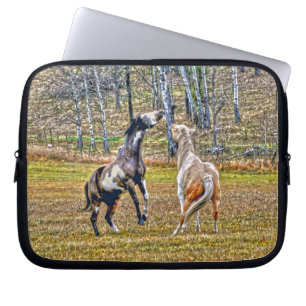 Zwei spielerische Pinto Paint Horses Equine Art De Laptopschutzhülle
