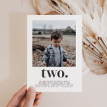 Zwei - Square Foto Geburtstag Einladung<br><div class="desc">Eine moderne 2. Geburtstagsveranstaltung mit Ihrem eigenen Foto und dem Wort "zwei" darunter.</div>