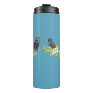 Zwei Starlings auf einem blühenden Zweig im Frühja Thermosbecher