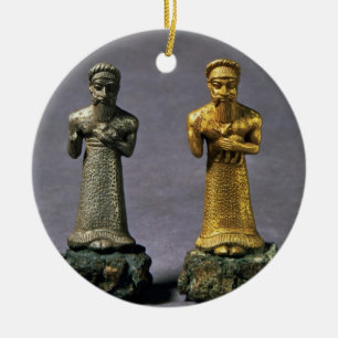Zwei Statuetten der Männer, die Angebote der Keramikornament