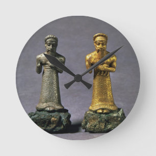 Zwei Statuetten der Männer, die Angebote der Runde Wanduhr
