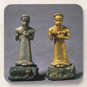Zwei Statuetten der Männer, die Angebote der Untersetzer
