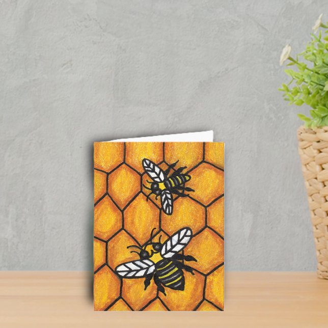 Zwei summende schwarze gelbe Hummel-Bienen auf Karte (Two buzzing black and yellow bumble bees on golden honeycomb notecard.)
