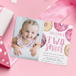 Zwei süß | Foto zum 2. Geburtstag Party Donut Einladung<br><div class="desc">Niedliche Einladungen zum zweiten Geburtstag mit dem Feature "[name] is two sweet",  darunter die Details Ihres Party,  umgeben von Aquarellbildern in Rosa. Fügen Sie ein Foto des Geburtstagsmädchens hinzu,  um dieses süße und skurrile Design zu vervollständigen.</div>