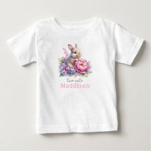 Zwei süße Babykaninchen mit Pfingstrosen-Geburtsta Baby T-shirt
