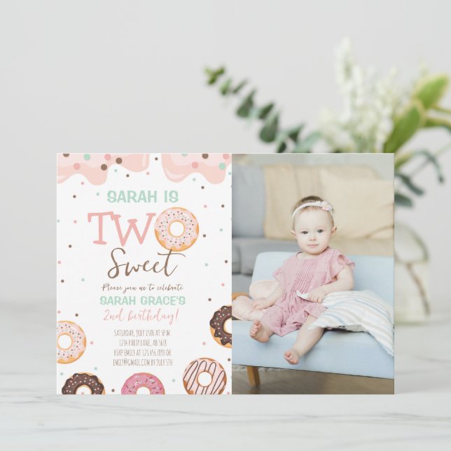 Zwei süße Donut 2. Geburtstag Weißes Foto Einladung (Stehend Vorderseite)
