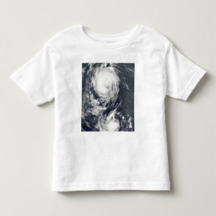 Zwei Taifunsysteme, die dem Fernen Osten sich Kleinkind T-shirt