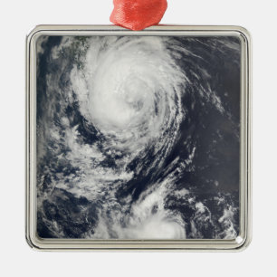 Zwei Taifunsysteme, die dem Fernen Osten sich Silbernes Ornament