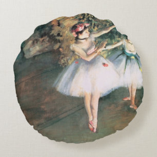 Zwei Tänzerinnen auf einer Bühne von Edgar Degas,  Rundes Kissen