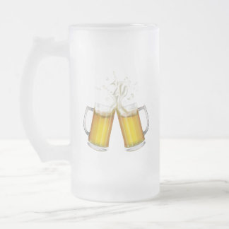 Zwei Tasse mit einem leichten Bier.